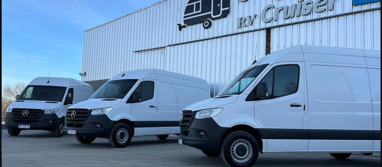 Sprinter frente a la planta de Jaycor RV Cruiser